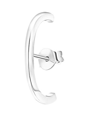 Petite boucle d'oreille créole en argent poli avec une tige et un fermoir papillon sur fond blanc.