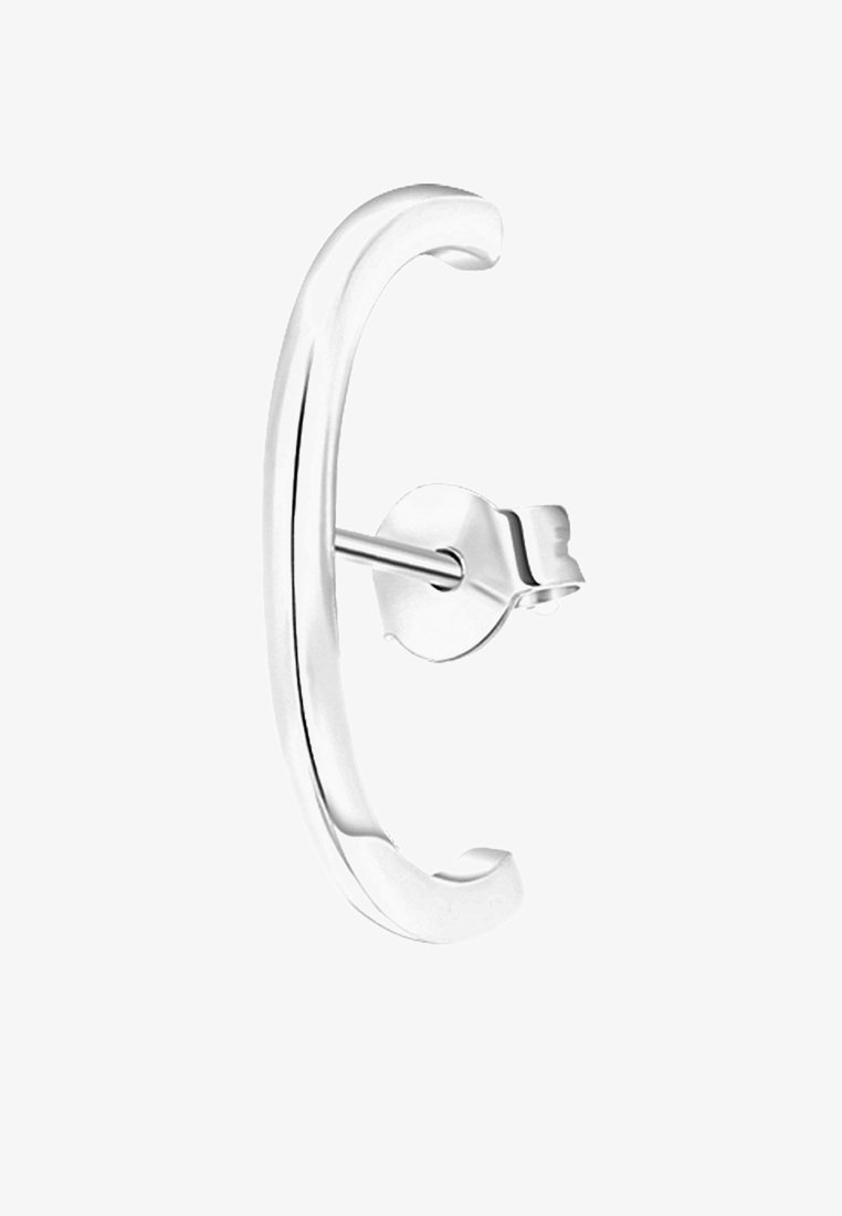 Petite boucle d'oreille créole en argent poli avec une tige et un fermoir papillon sur fond blanc.