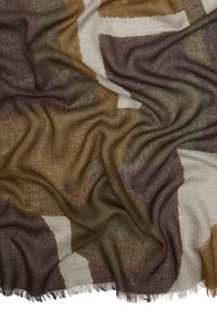 Chusta wykonana z lekkiego materiału, z abstrakcyjnym wzorem w ziemistych odcieniach brązu, beżu i kremu, z frędzlami na brzegach i miękką teksturą.