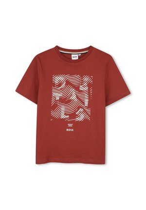 T-shirt à manches courtes couleur rouille avec un motif de lignes ondulées blanches et le mot "BOSS" imprimé sous le dessin à l’avant.