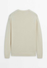 Pull à manches longues de couleur crème avec col rond, poignets et ourlet côtelés, présenté à plat vue de dos.