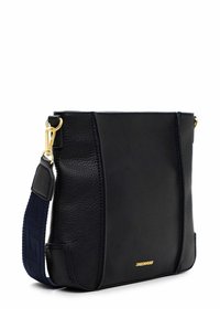Czarna skórzana torebka na ramię z złotymi elementami. Charakteryzuje się fakturowanym wykończeniem, płaskim kształtem oraz regulowanym granatowym paskiem z geometrycznym wzorem.