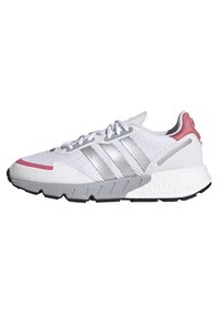 Vit atletikssko med nätövre, grå accenter, silverfärgad tre-stripsdesign, texturerad gummisula och rosa hälflik.