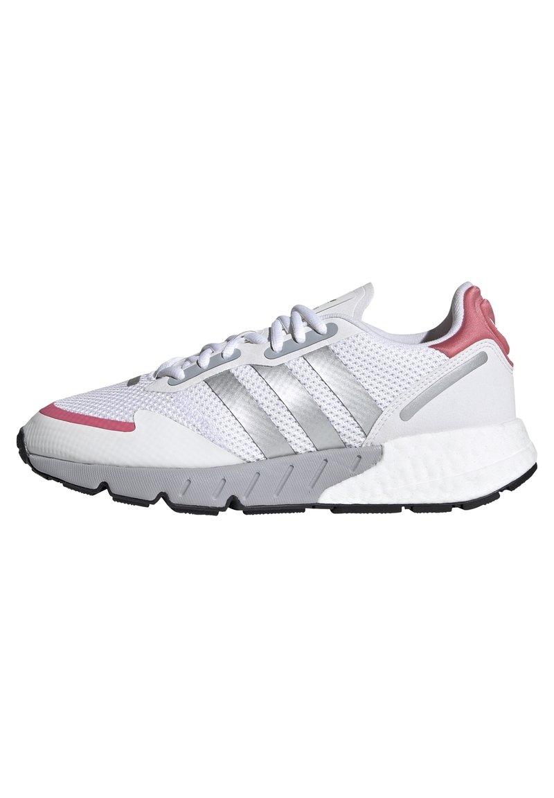 Vit atletikssko med nätövre, grå accenter, silverfärgad tre-stripsdesign, texturerad gummisula och rosa hälflik.