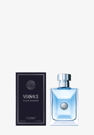 Le parfum Versace Pour Homme présente un flacon rectangulaire transparent avec un bouchon argenté et un emblème de Méduse, accompagné d'une boîte bleu foncé.