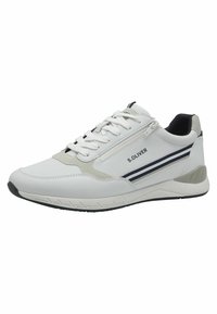 Sneaker bianca con materiale sintetico, design con lacci, accenti grigi e dettagli a strisce blu navy sui lati, con suola testurizzata.