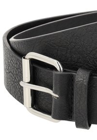 Schwarzer Kunstledergürtel mit strukturiertem Finish, silberner Metallschnalle und klassischem Design mit gesticktem Rand.
