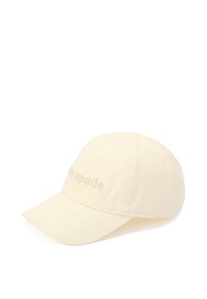 Beige baseballpet met gebogen klep en subtiele geborduurde merknaam op het voorpaneel, weergegeven op een witte achtergrond.
