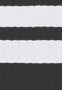 Strisce orizzontali alternate in bianco e nero con una texture a coste.