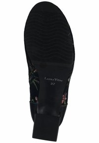 Suela de zapato negro con superficie texturizada, decorada con bordados florales en rojo, verde y azul. Nombre de la marca "Laura Vita" y talla "37" grabados.