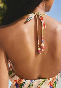 Lipsy REGULAR FIT  HALTER RUCHED MIDI - Denné šaty - white tropical print