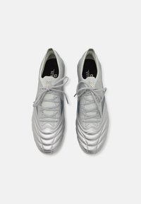 Zilveren voetbalschoenen met een gestructureerde bovenkant, voorzien van een gestroomlijnd ontwerp, veters en een zwarte binnenkant met het merklogo.