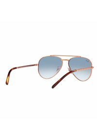 Occhiali da sole aviator in metallo con lenti azzurro chiaro sfumate, montatura in oro rosato e aste in acetato tartarugato. Presentano un design a doppio ponte.