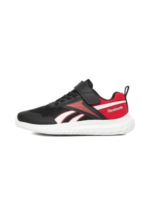 Zapatillas deportivas negras con parte superior de malla, acentos rojos, entresuela blanca y correa ajustable. Presentan un diseño lateral distintivo y branding.