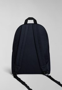 Zaino in tessuto navy con spallacci imbottiti, manico superiore e design minimalista. Texture liscia con dettagli di cuciture rinforzate.