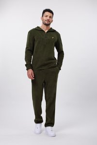 Oliven grøn fleece zip-up hoodie med kængurulomme, parret med matchende fleece joggers. Hvide sneakers fuldender outfittet.