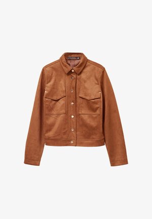 Braune Kunstsuedejacke mit Kragen, zwei Brusttaschen, Druckknopfverschluss und cropped Passform. Glatte Textur, keine Muster.