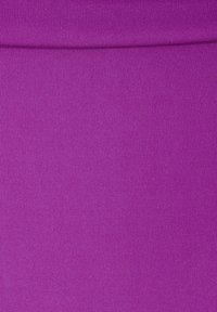 Violetti joustava kangas pystysuoralla raidallisella kuviolla, sileä pinta ja vyötäröpyöristys ylhäällä. Sopii aktiiviseen käyttöön tai rentoon pukeutumiseen.