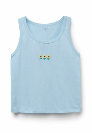 Débardeur bleu clair sans manches avec trois petits tournesols brodés au centre de la poitrine.