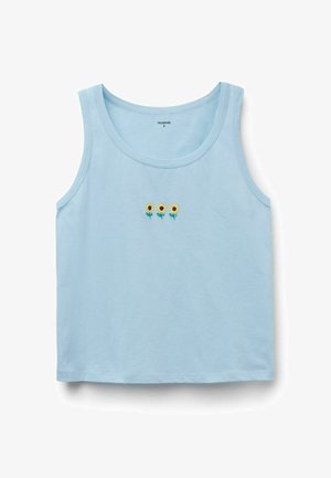 Débardeur bleu clair sans manches avec trois petits tournesols brodés au centre de la poitrine.