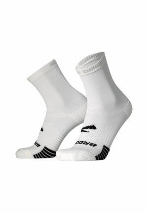 Paar weiße Sportsocken mit schwarzen Streifen an den Zehen und schwarzer Logo-Beschriftung am oberen Rand, dargestellt auf weißem Hintergrund.