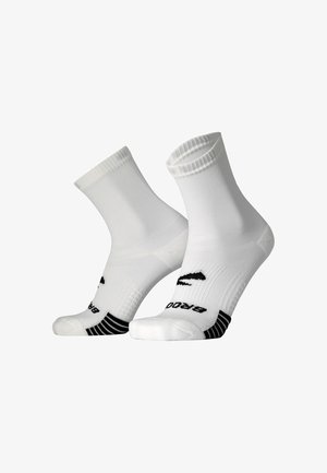 Paar weiße Sportsocken mit schwarzen Streifen an den Zehen und schwarzer Logo-Beschriftung am oberen Rand, dargestellt auf weißem Hintergrund.