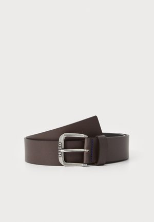 Dunkelbrauner Ledergürtel mit einer silbernen Metallschnalle, eingraviert mit "HUGO" und blauer Naht nahe der Schnalle.