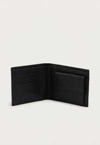 Musta nahkalompakko, jossa on teksturoitu pinta. Varustettu useilla korttipaikoilla ja erillisellä taskulla lisäkorteille, avautuu 90 asteen kulmassa.