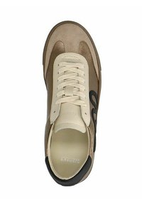 Beige en bruine sneaker gemaakt van suede en leer, met crèmekleurige veters, een gestructureerde bovenkant en een zwarte accent bij de hak.