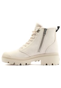 Bottes de cheville blanches en cuir lisse, avec un bout arrondi, un laçage sur le devant, une fermeture éclair sur le côté et une semelle en caoutchouc texturée pour une meilleure adhérence.