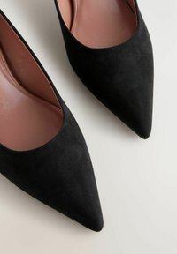 Next REGULAR FIT - FOREVER COMFORT POINT TOE KITTEN HEELS - Klasszikus sarkú cipők - mottled black