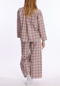 Geruite grijs en roze pyjama set met een langemouwen shirt en wijde broekspijpen, gemaakt van zachte stof, met een ontspannen ontwerp.