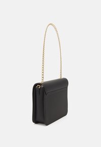 Borsa a tracolla in pelle nera con forma strutturata, dotata di una catena dorata e una chiusura a pattina. Texture liscia con dettagli minimi.