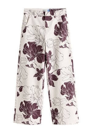 Pantaloni a gamba larga con grande stampa floreale viola scuro su sfondo bianco, con passanti per cintura e tasche frontali.
