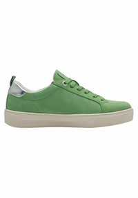 Zapatilla de cuero verde con una textura suave, punta redonda, cordones a juego y un acento plateado en el talón. Suela de goma blanca con patrón de agarre.