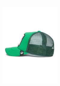 Gorra verde con un frente de tela sólida y parte trasera de malla, visera curva y cierre ajustable a presión. Presenta un parche con el logo en la parte frontal.