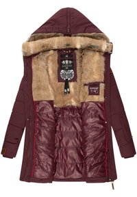 Veste d'hiver bourgogne avec doublure en fausse fourrure, fermeture éclair et design rembourré. Présente des accents rouges et plusieurs étiquettes intérieures.