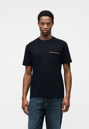 Tommy Hilfiger, GLOBAL STRIPE POCKET PIQUE JERSEY T-SHIRT - T-shirts print - desert sky