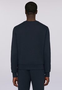 Felpa girocollo blu navy con finitura testurizzata, polsini e orlo a coste, progettata per una vestibilità comoda, vista dal retro.