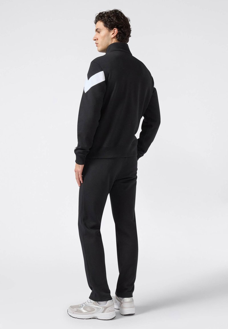 Come Abbinare Tuta Grigia Discount Tuta Outfit Con Tuta Sportiva