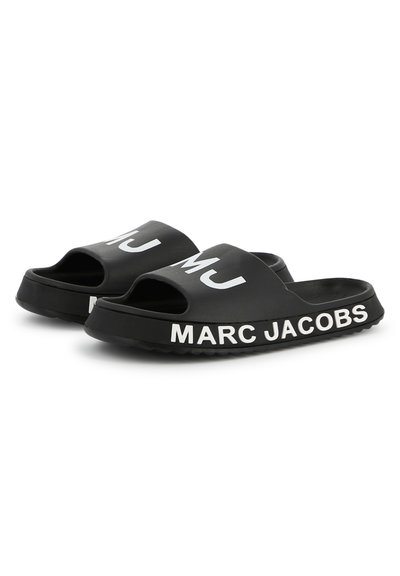 Zwarte rubberen slidesandalen met open teen en opvallende witte branding. Beschikt over een gestructureerde zool en een soepele bovenkant voor comfort.