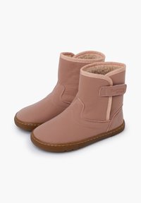 Rosa Leder-Ankle-Boots mit weichem Innenfutter, ausgestattet mit einem Klettverschluss und einer strukturierten Gummisohle; glatte Oberfläche mit minimalen Nähten.