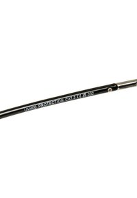 Brațul ochelarilor de soare negri cu accesorii din argint are inscripționat: "PROTECȚIE UV400 CAT. 3 CE UE 032." Textură netedă, design subțire.