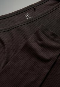 Pruun ribaga pikakäistega särk, millel on sildiga bränd "THE SET" ja "VALMISTATUD INDIAS", pehme tekstuuri ja voolava disainiga.