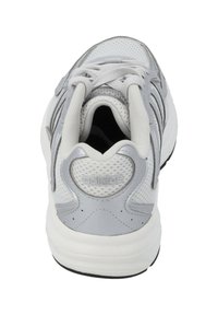 Vita sneakers med grå accenter, nätöverdela, vadderad krage och tjock gummisula. Har adidas-logotyp på hälen och platta snören.