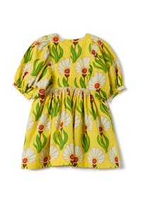 Vestido floral con tela amarilla, mangas abullonadas y cintura fruncida. Flores blancas con centros rojos y hojas verdes se exhiben de manera destacada.