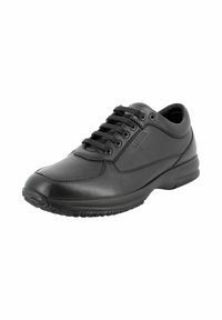 Sneaker casual nera in pelle con punta tonda, chiusura con lacci e suola in gomma testurizzata, mostrata da un angolo leggero su sfondo bianco.
