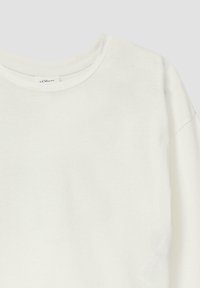 Witte langekorte T-shirt gemaakt van zachte stof met een ronde hals en iets verlaagde schouders, met een label bij de kraag.