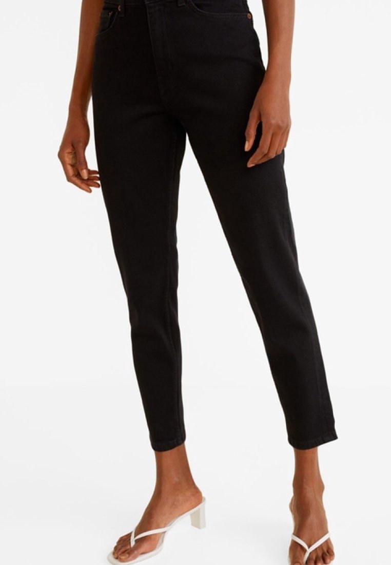 Jeans noirs taille haute en denim, présentant un design de jambe effilée, des détails de couture subtils et une texture lisse.