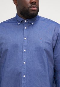 Tommy Hilfiger SOLID HERITAGE - Shirt - desert sky